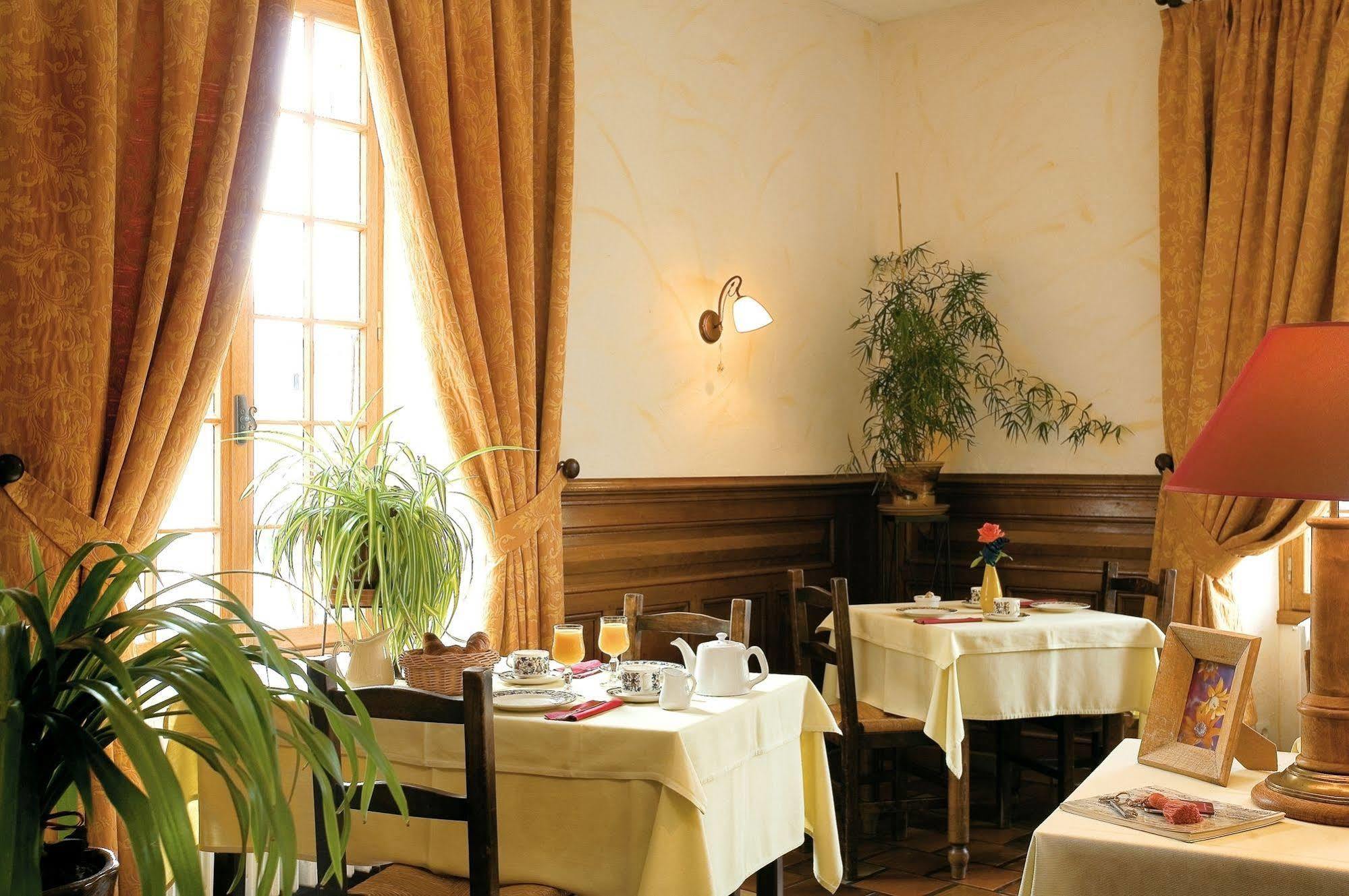 Logis Hotel-Restaurant Le Relais Hauterives Exterior foto